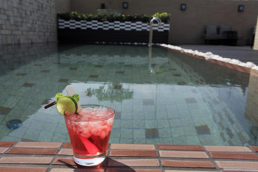 Baan Chart Hotel Bangkok Exterior foto