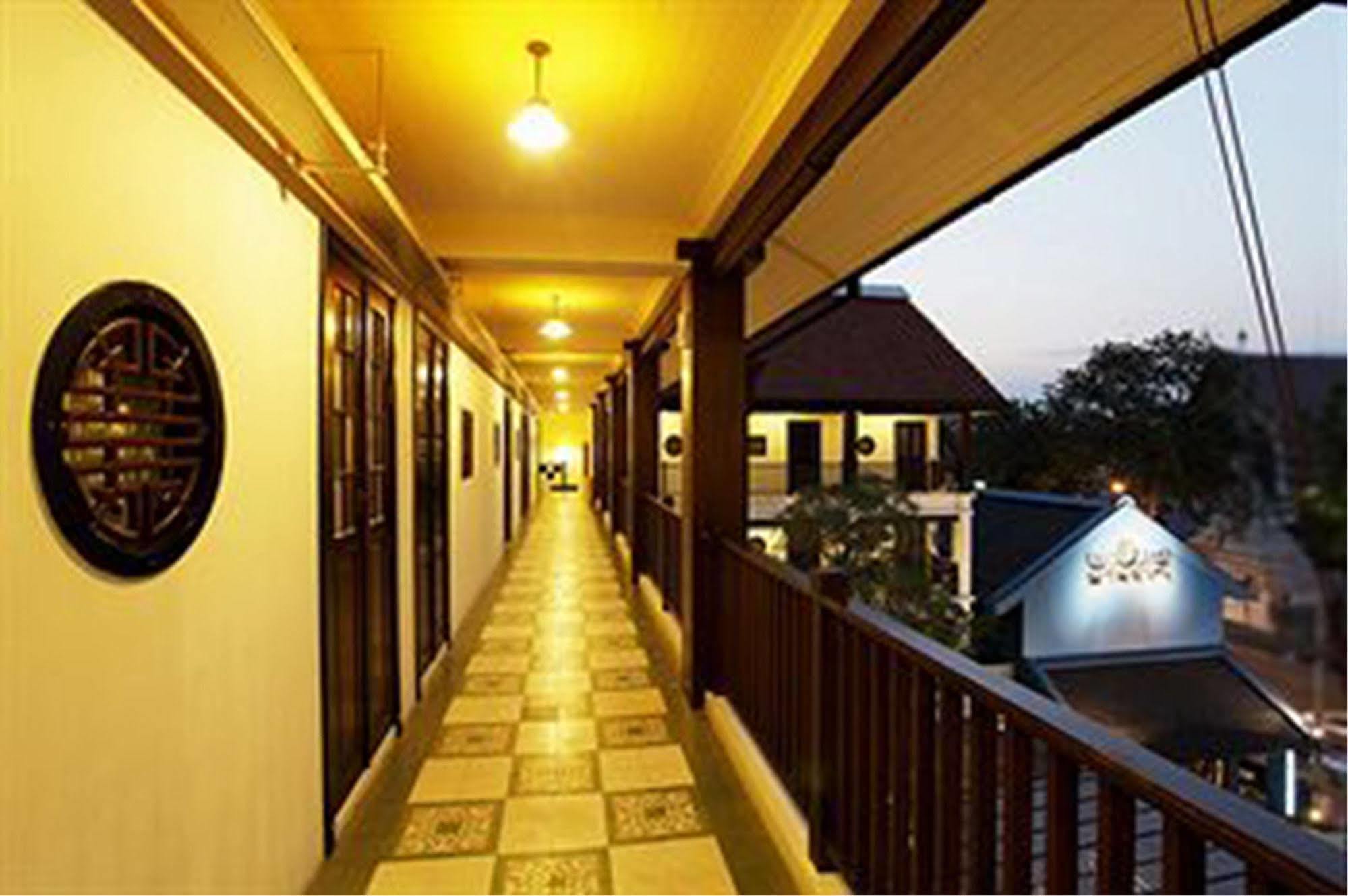 Baan Chart Hotel Bangkok Exterior foto